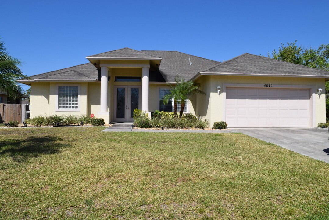 4626 SW Vahalla St in Port St. Lucie, FL - Building Photo