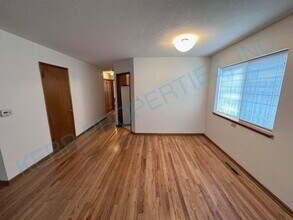 1325 SE Salmon St in Portland, OR - Building Photo - Building Photo