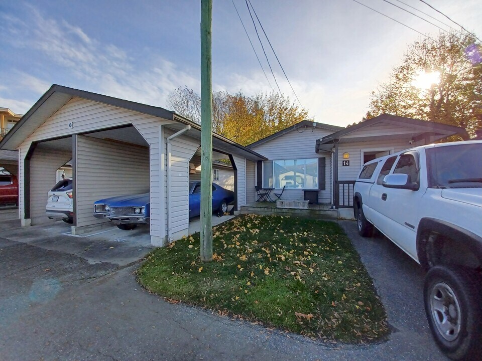 5648-5648 Vedder Rd in Chilliwack, BC - Building Photo