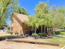 825 N Horsemans Pk Dr in Dammeron Valley, UT - Building Photo