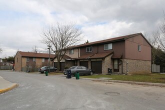 1051-1131 Sandhurst Cir in Toronto, ON - Building Photo - Building Photo