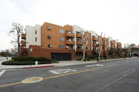 Garden Court Apartments in Santa Ana, CA - Foto de edificio - Building Photo