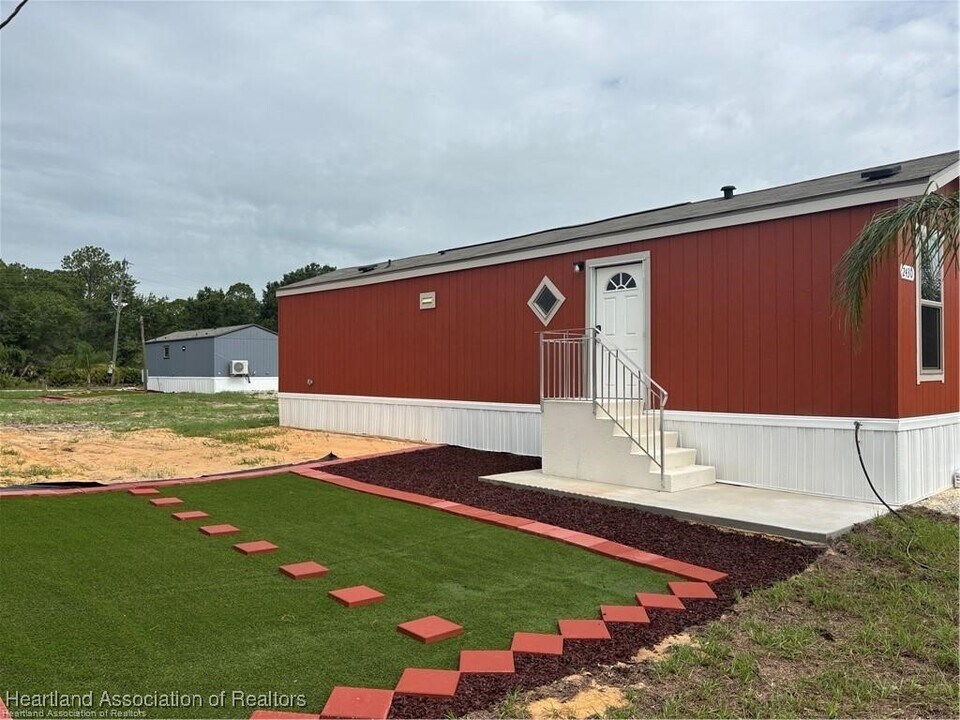 2430 Hammock Rd in Sebring, FL - Foto de edificio