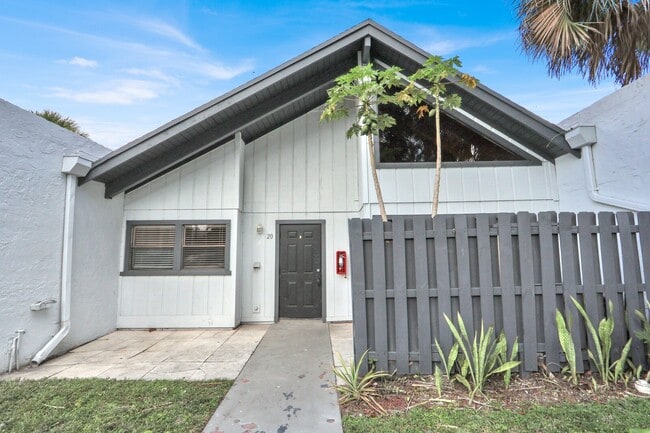 100 Sparrow Dr in Royal Palm Beach, FL - Building Photo - Building Photo