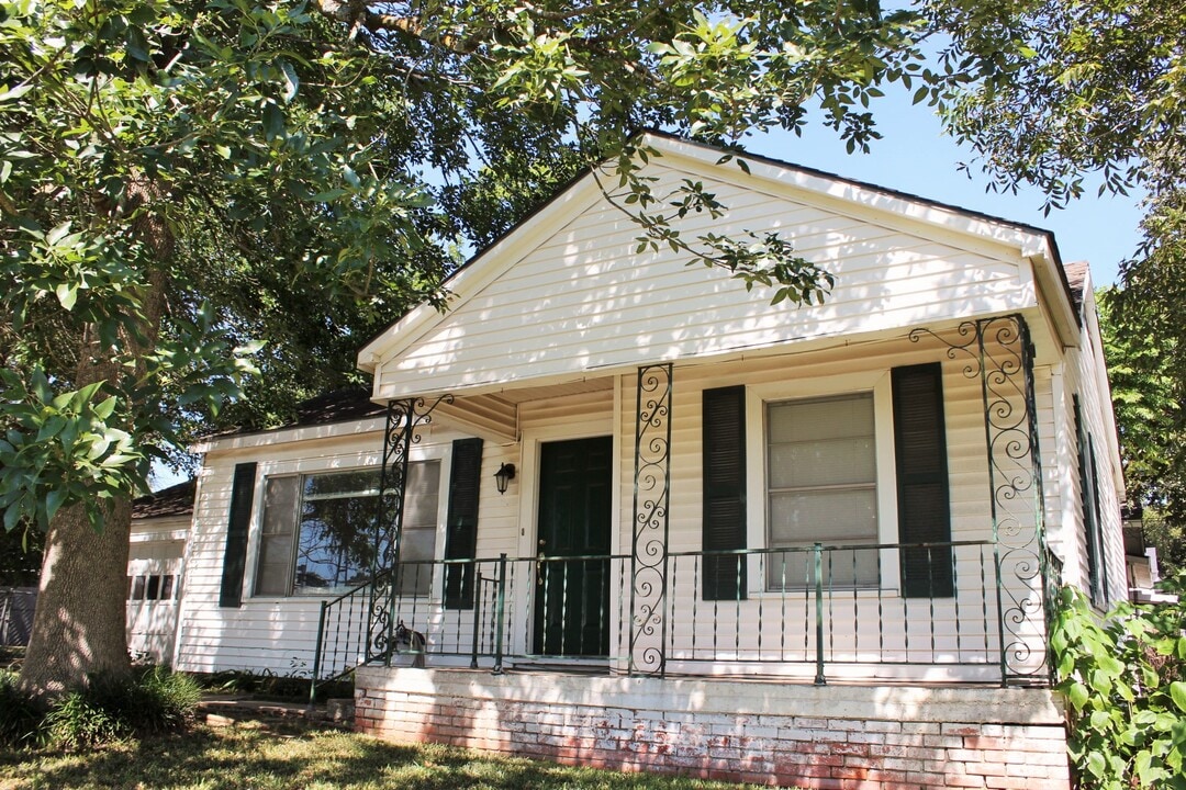 100 W Stone St in Brenham, TX - Building Photo