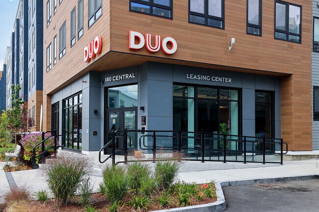 DUO in Chelsea, MA - Foto de edificio - Building Photo