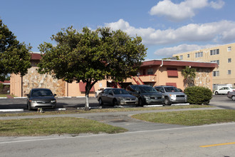 Pinehill Plaza Apartments in Pembroke Pines, FL - Building Photo - Building Photo