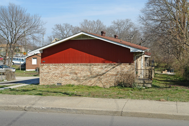 2910 Clifton Ave in Nashville, TN - Foto de edificio - Building Photo