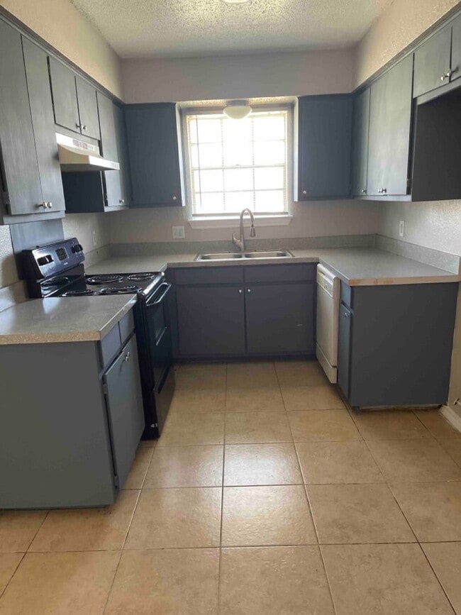 property at 3424 Heritage Ln