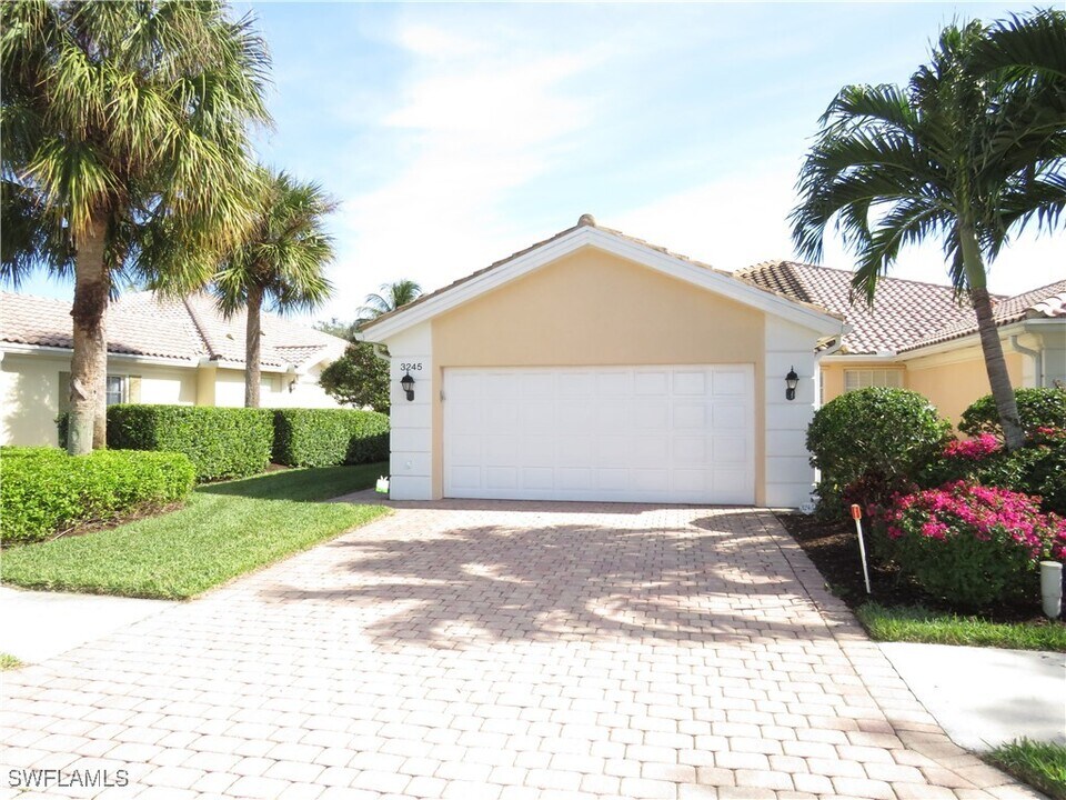 3245 Barbados Ln in Naples, FL - Building Photo