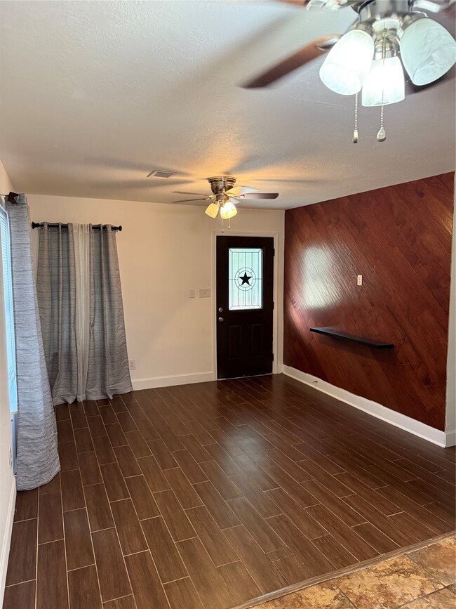 919 Lovett St in Tomball, TX - Building Photo - Building Photo