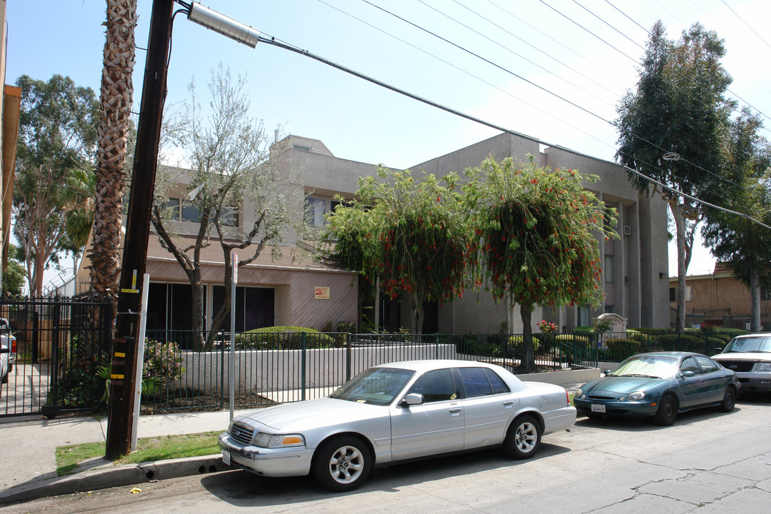 Columbus Terrace in North Hills, CA - Foto de edificio