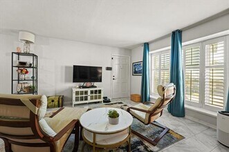 7925 Royal Ln in Dallas, TX - Building Photo - Building Photo