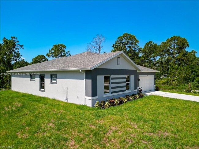 1228 Milwaukee Blvd in Lehigh Acres, FL - Building Photo - Building Photo