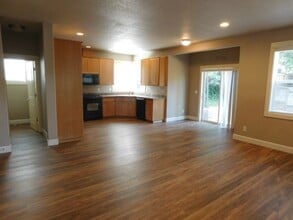 655 Ratcliff Dr SE in Salem, OR - Building Photo - Building Photo
