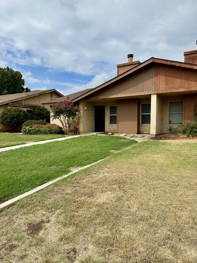 1313 E Millard Way in Dinuba, CA - Building Photo - Building Photo