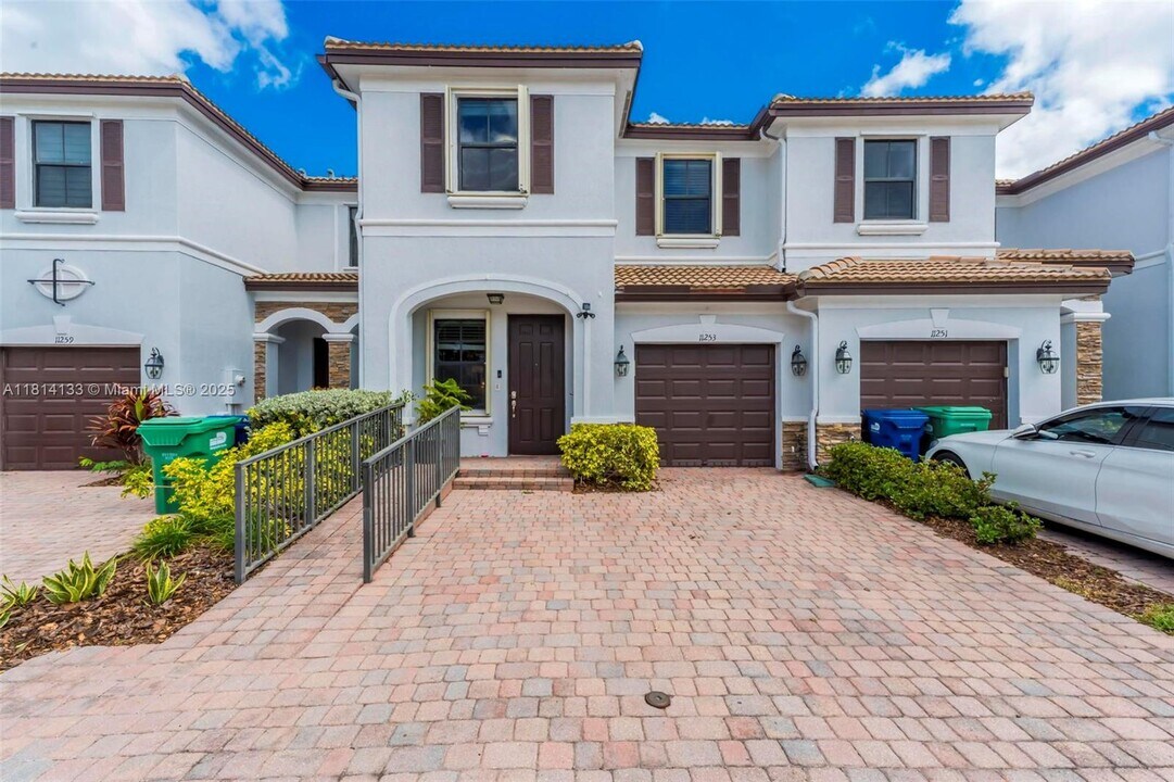 11253 NW 88th Terrace in Doral, FL - Building Photo
