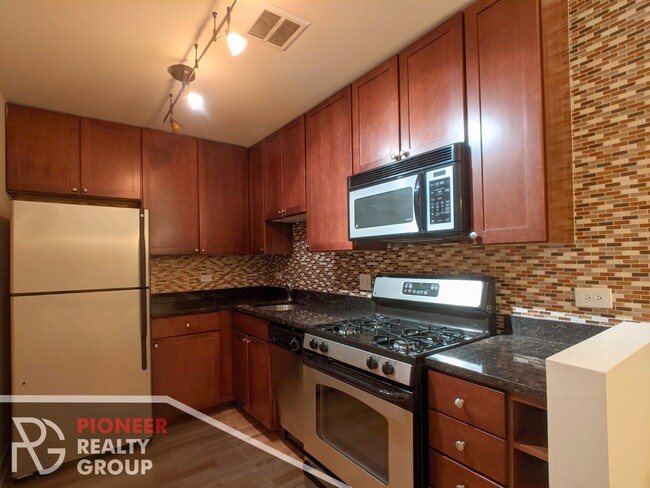 630 W Wrightwood Ave, Unit 221