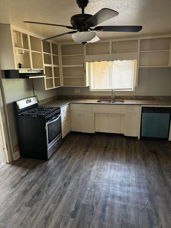 property at 914-916 E Moreno Ave