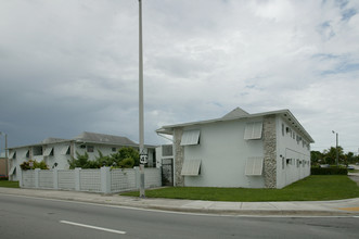 660 SW 57th Ave in Miami, FL - Foto de edificio - Building Photo