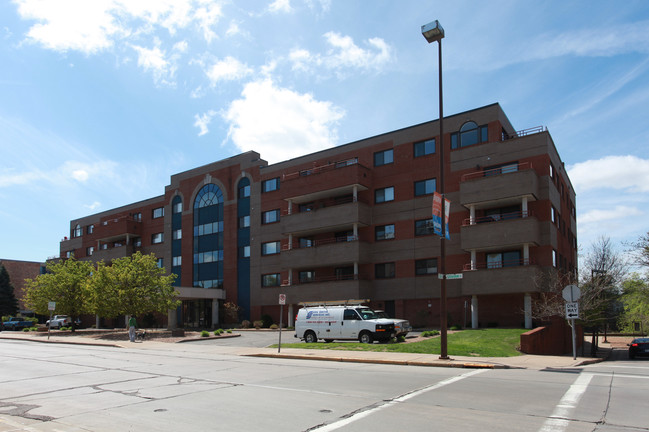 River Plaza Apartments in Eau Claire, WI - Building Photo - Building Photo