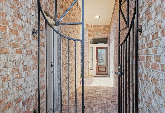 5026 Gulf Stream Ln in Bacliff, TX - Building Photo - Building Photo