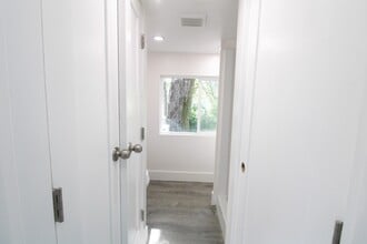 21107 Damson Rd, Unit C in Lynnwood, WA - Building Photo - Building Photo