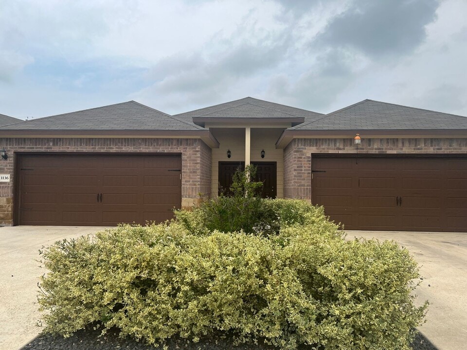 1136 Stanley Wy in Seguin, TX - Building Photo