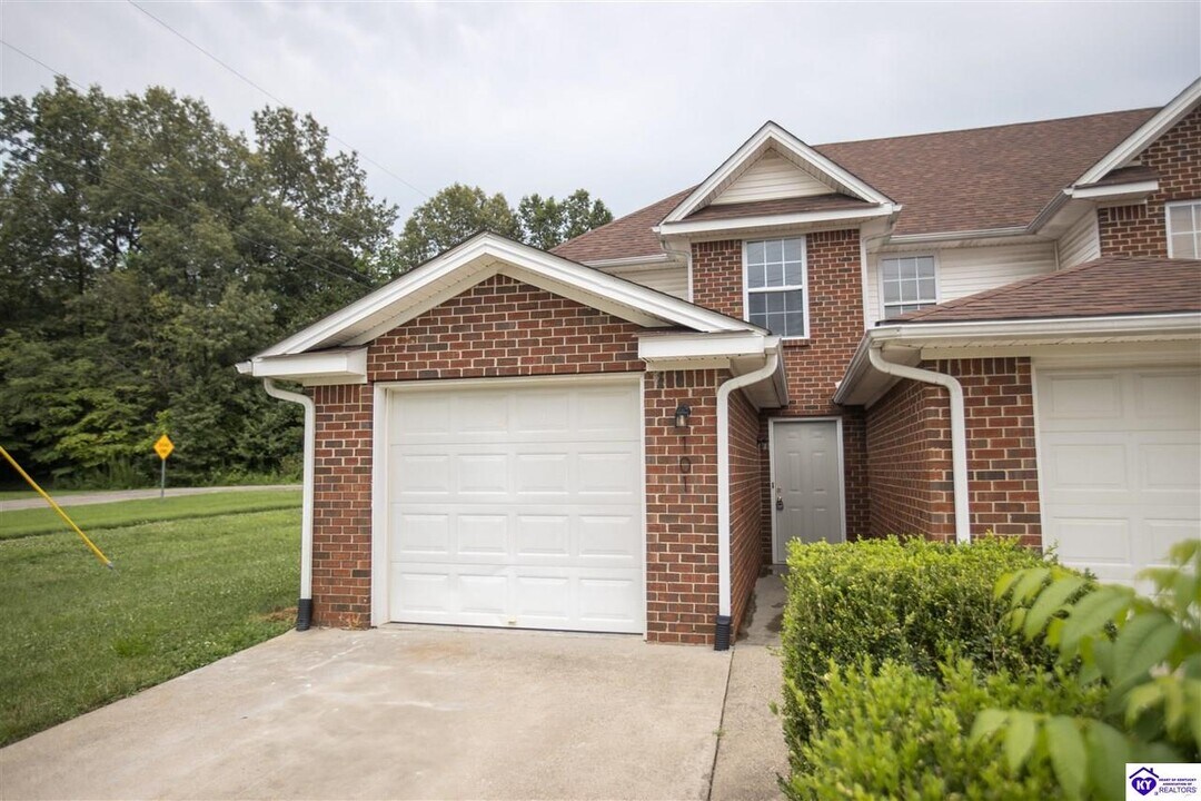 101 Poplar Cir in Radcliff, KY - Building Photo