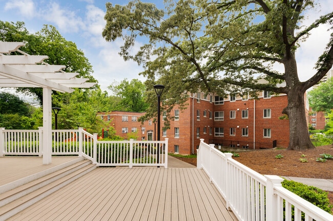 Tanglewood Apartments in Silver Spring, MD - Building Photo - Building Photo