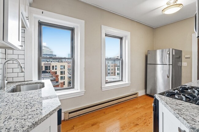 855 Beacon St, Unit 6 in Boston, MA - Building Photo - Building Photo