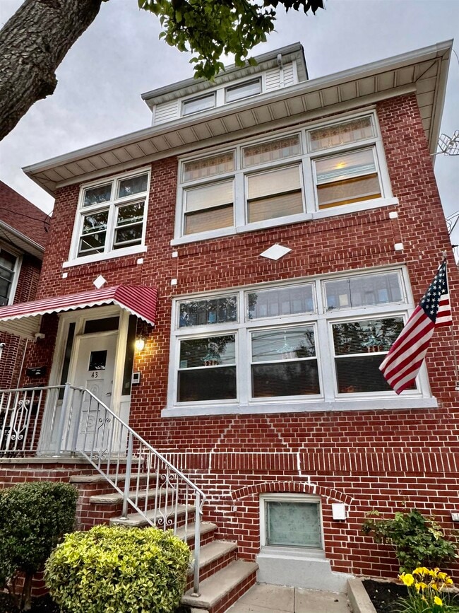 property at 43 W 41st St