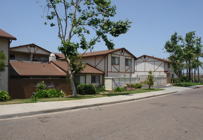 Bay Pointe Apartments in Chula Vista, CA - Foto de edificio - Building Photo