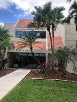 210 Lakeview Dr in Weston, FL - Building Photo