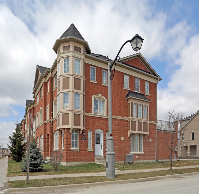 2550-2558 Bur Oak Ave
