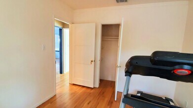 7038 Yarmouth Ave in Reseda, CA - Foto de edificio - Building Photo