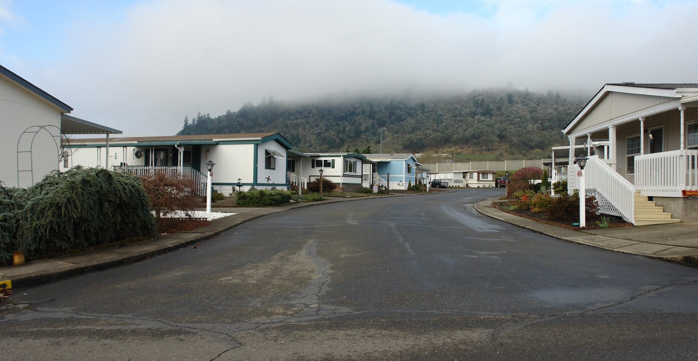 Shadow Ranch Mobile Park in Roseburg, OR - Foto de edificio