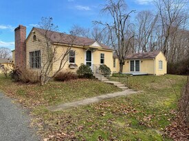 69 River St in Guilford, CT - Building Photo