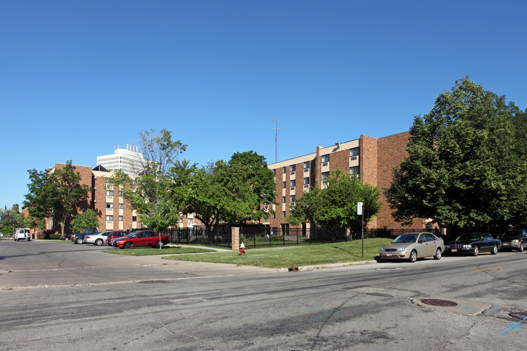 Madonna Homes in Toledo, OH - Foto de edificio