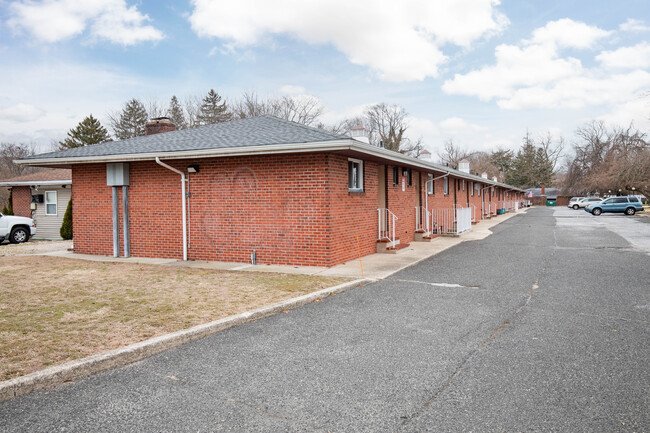 Lakebreeze Apartments in Ronkonkoma, NY - Building Photo - Building Photo