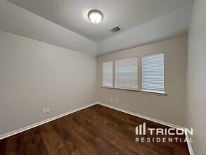 10818 Harston Dr in Tomball, TX - Building Photo - Building Photo