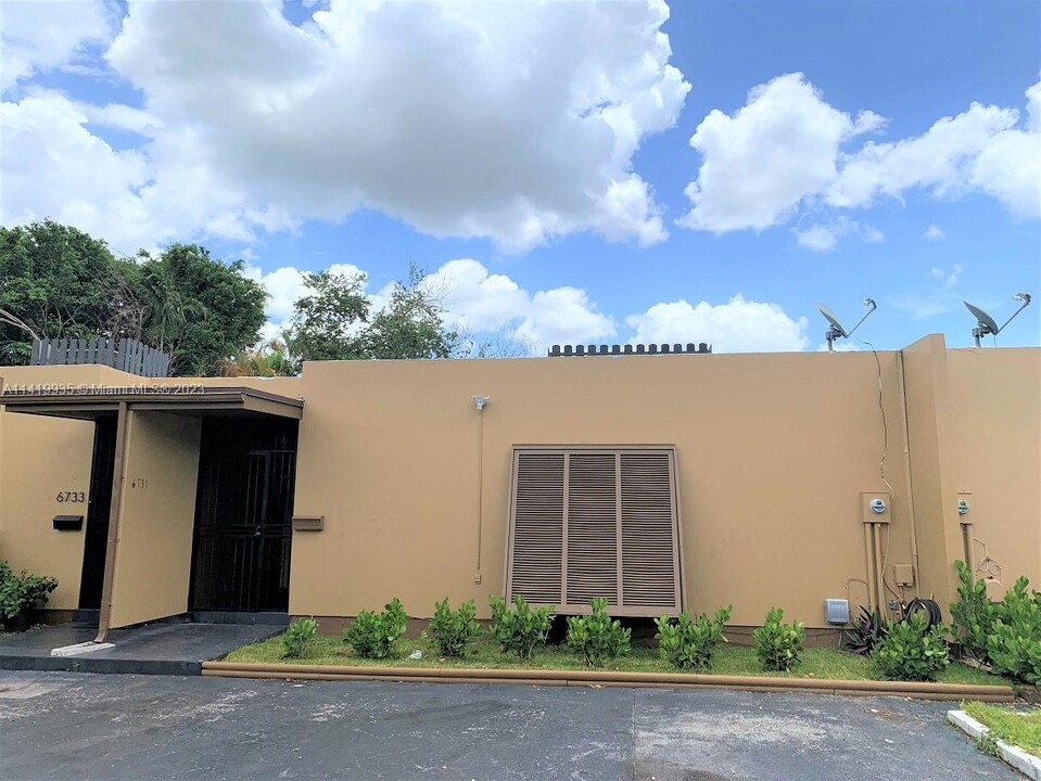 6731 Kingsmoor Way in Hialeah, FL - Building Photo