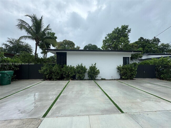 5521 NW 1st Ave in Miami, FL - Building Photo - Building Photo