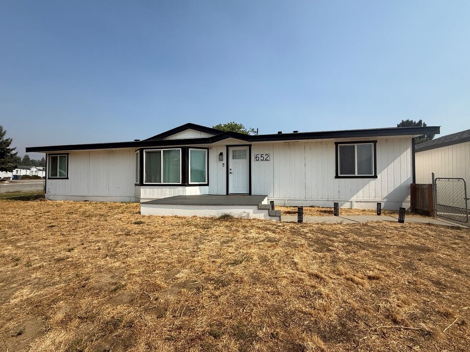652 S Larch Ave in East Wenatchee, WA - Building Photo