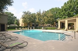 The Creek At Brookhollow Apartments in Arlington, TX - Foto de edificio - Building Photo