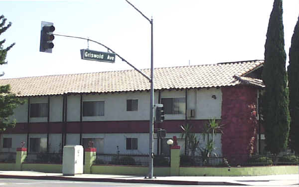 Glen Oaks Apartments in San Fernando, CA - Foto de edificio - Building Photo