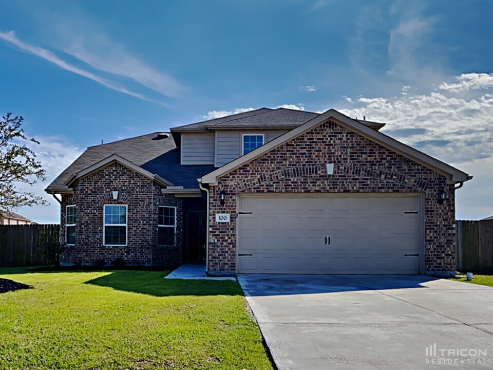100 Comanche Plains Rd in La Marque, TX - Building Photo