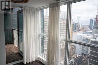 386 Yonge St in Toronto, ON - Building Photo - Building Photo