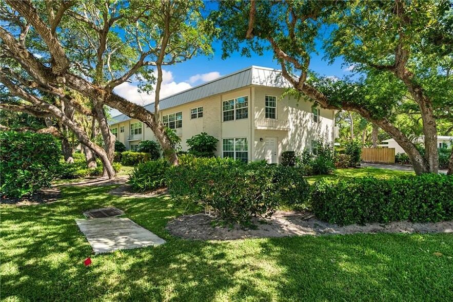 900 Jasmine Ln, Unit 203A in Vero Beach, FL - Building Photo