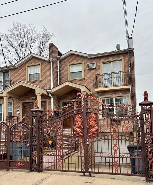 117-10 195th St in Queens, NY - Building Photo
